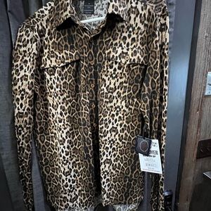 New with tags. Cowgirl Tuff Co. pulling over button up. Leopard print, M